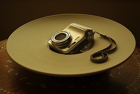 Photo of a Kodak c875 compact camera in a white presentation plate